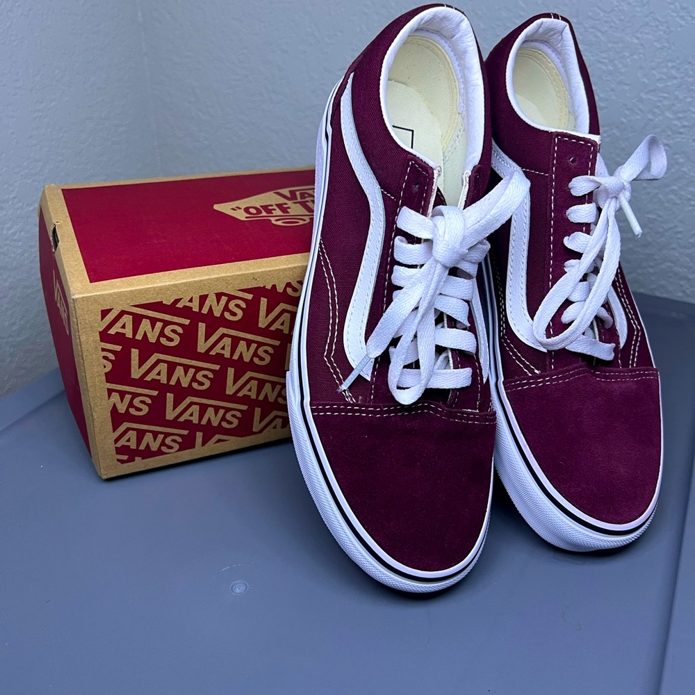 “Old Skool” women’s Vans